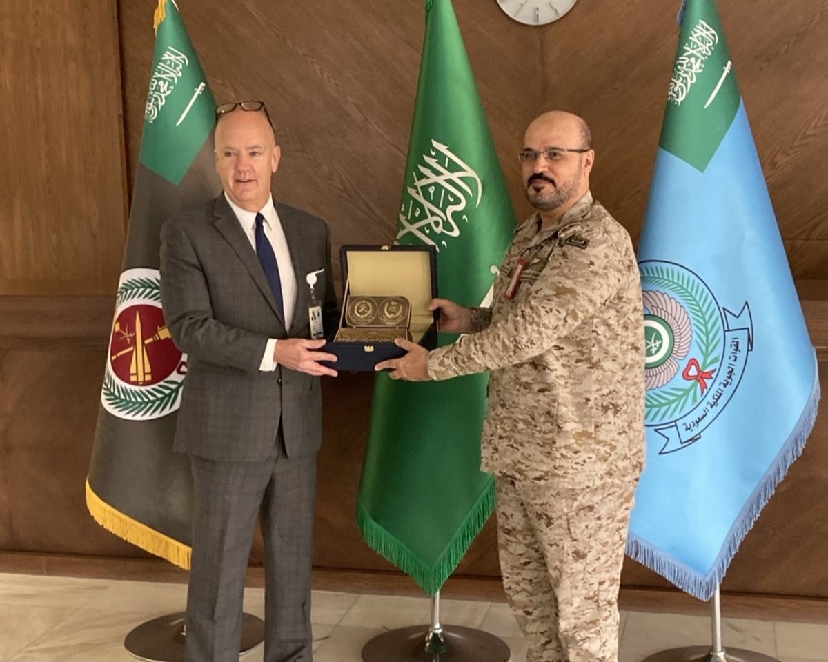 اللواء ديفيس مع ضابط سعودي رفيع