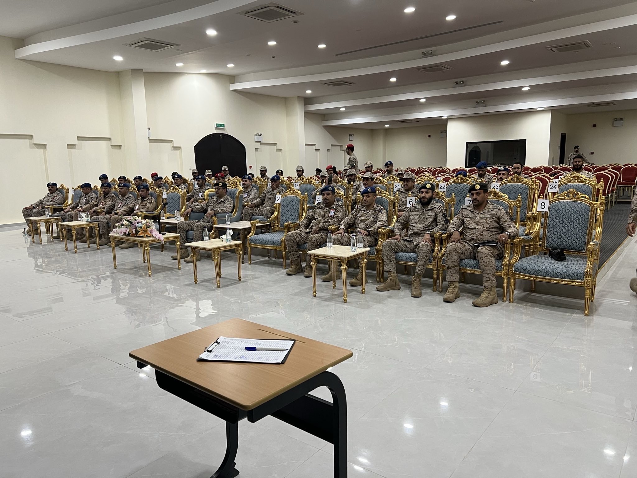 ضباط سعوديون في قاعة تدريب